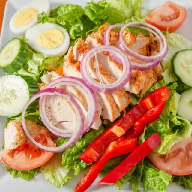 Small salad with chicken.